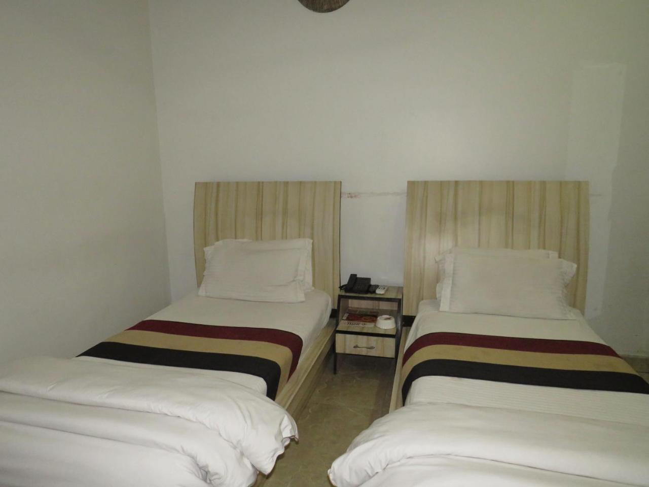 Oyo 1358 Hotel Crossroad Lucknow Exterior foto